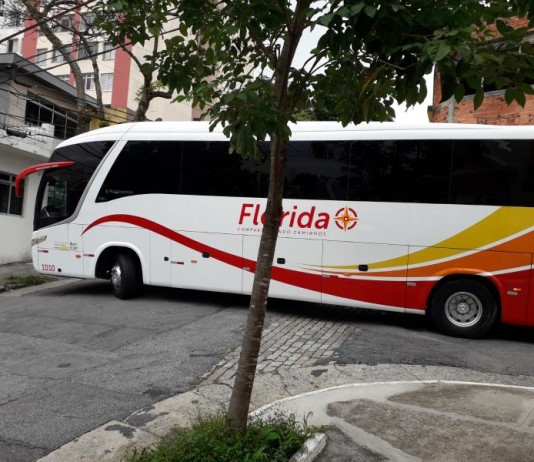 Casa tombada fica ‘na mira’ de ônibus e caminhões