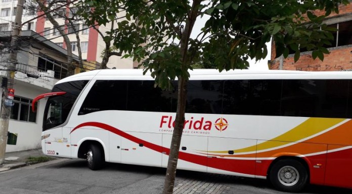 Casa tombada fica ‘na mira’ de ônibus e caminhões
