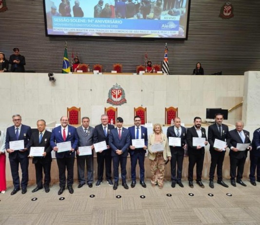Lapeanos recebem a Medalha da Constituição na ALESP