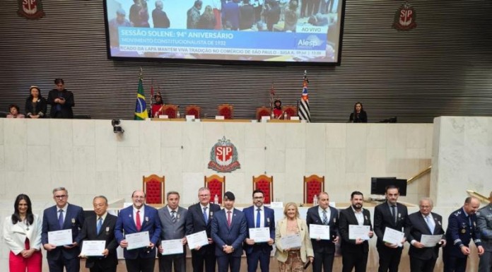 Lapeanos recebem a Medalha da Constituição na ALESP