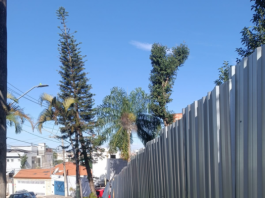 Moradores questionam tapume e obra ao redor de praça