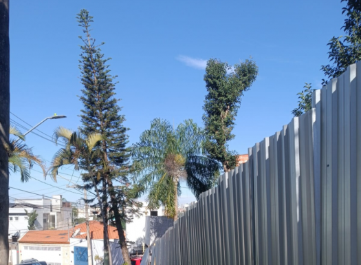 Moradores questionam tapume e obra ao redor de praça