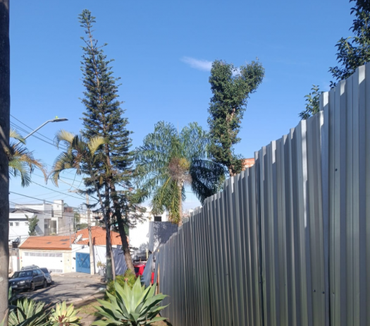 Moradores questionam tapume e obra ao redor de praça