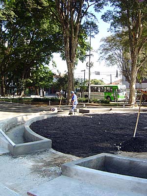 Praça ganha palco